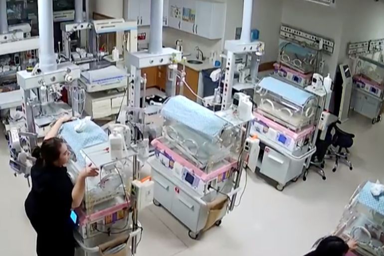 ممرضات أتراك يمسكن بحضّانات الأطفال أثناء الزلزال المدمر