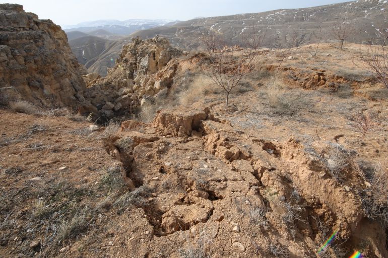 الزلزال يحدث شقوقا في جبل بولاية ملاطيا التركية