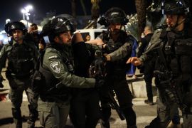 قوات الاحتلال الإسرائيلي تعتدي على المقدسيين (الأناضول)