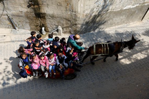 أطفال غزة يذهبون للمدارس عبر عربة تجرها حمار