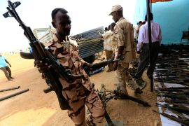 جنود من قوات الدعم السريع يستعرضون بعض الغنائم خلال المعارك الدائرة في العاصمة الخرطوم (رويترز)