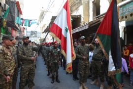 أعضاء من الجبهة الشعبية لتحرير فلسطين خلال عرض عسكري بمخيم برج البراجنة في بيروت (رويترز)