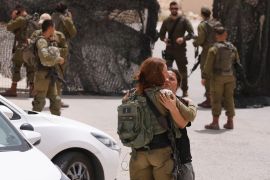 جنود الاحتلال يبكون قتلاهم بالقرب من موقع العملية (رويترز)