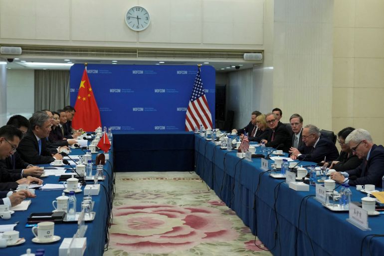 زعيم الأغلبية في مجلس الشيوخ الأمريكي تشاك شومر يحضر اجتماعًا مع وزير التجارة الصيني وانغ وينتاو في بكين