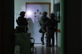 جنود احتلال داخل مستشفى الشفاء في قطاع غزة (الفرنسية)