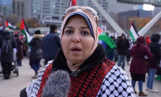 أم فلسطينية شارك ابنها في المظاهرة