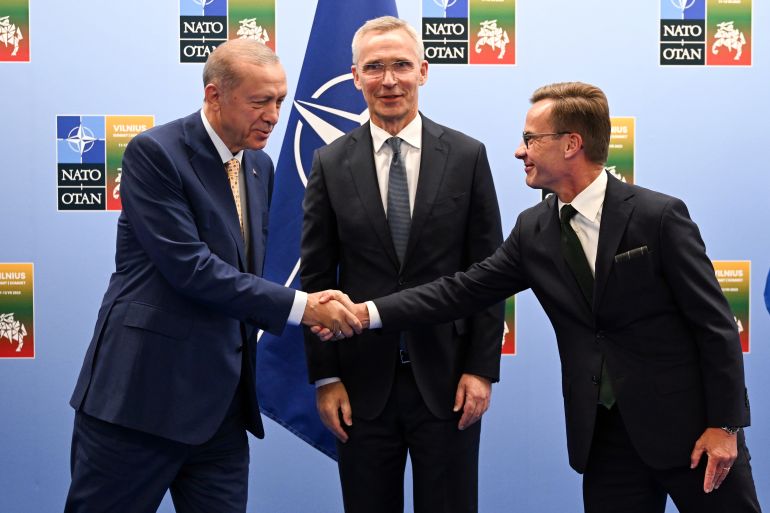 الرئيس أردوغان (يسار) ورئيس الوزراء السويدي أولف كريسترسون، وأمين عام الناتو ينس ستولتنبرغ (وسط)