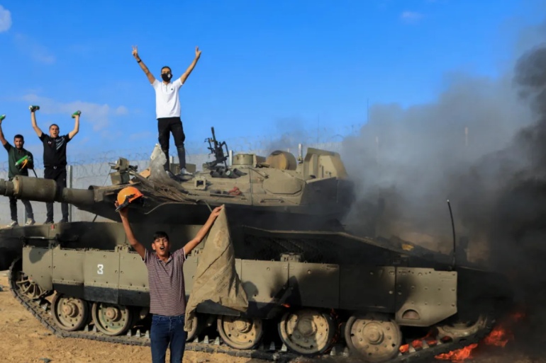 على تخوم غزة بعد تدمير دبابة إسرائيلية (رويترز