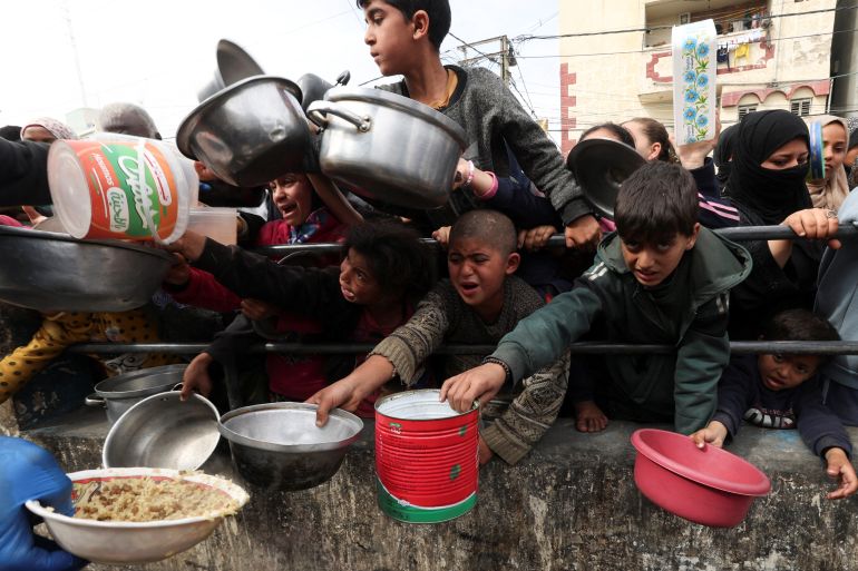 الحصول على وجبة تقي من الجوع صار حلما لكثيرين من أطفال غزة