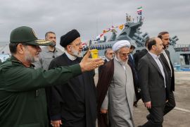الرئيس الإيراني إبراهيم رئيسي أثناء زيارته لقاعدة بحرية تابعة للحرس الثوري في بندر عباس (رويترز)