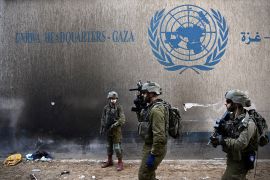 جنود من قوات الاحتلال الإسرائيلي قرب مقر منظمة الأونروا في قطاع غزة (رويترز)
