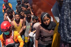 يخاطر اللاجئون الروهينغيا بحياتهم سعيًا للوصول إلى إندونيسيا (رويترز)