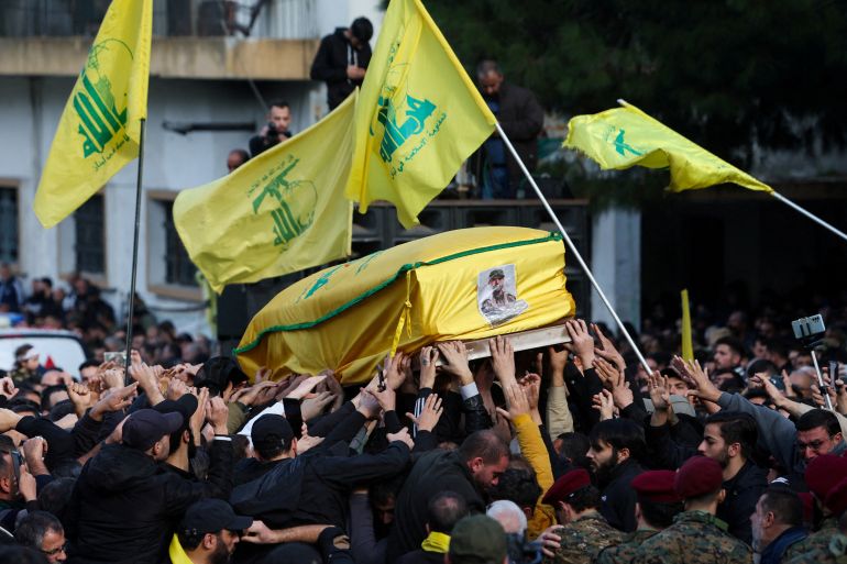 تشييع جنازة أحد شهداء حزب الله في الاشتباكات مع إسرائيل