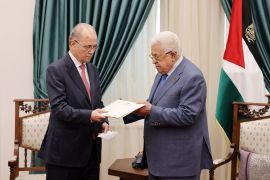 رئيس الوزراء الفلسطيني المكلف يقدم برنامج عمل الحكومة وتشكيلتها لمحمود عباس (وفا)