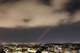اعتراض أجسام في السماء بعد أن أطلقت إيران طائرات مسيرة وصواريخ باتجاه إسرائيل، كما يظهر من عسقلان (رويترز)