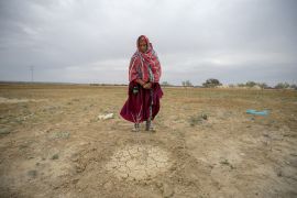 امرأة مزارعة لا يمكنها الحصول على محصول لمدة عام تقريبًا بسبب الجفاف في قرية سيسيب بالقيروان (غيتي - أرشيفية)