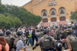 نظم نحو 100 طالب متضامن مع فلسطين بجامعة تكساس اعتصاما للمطالبة بوقف الحرب (وسائل التواصل)