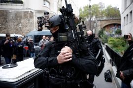 الشرطة الفرنسية تعتقل رجلا هدد بتفجير نفسه في القنصلية الإيرانية بباريس (رويترز)
