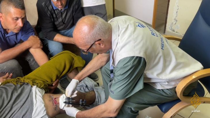 طبيب مصري شهير يسهم في علاج المصابين بقطاع غزة