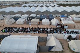 نحو مليون ونصف المليون يتكدسون في مخيمات الإيواء في رفح (رويترز)