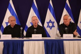 وزير الدفاع الإسرائيلي يوآف غالانت يتوسط نتياهو (يسار) ووزير مجلس الحرب غانتس (غيتي - أرشيفية)