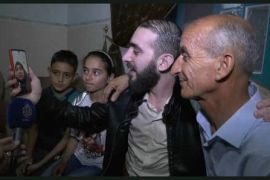 الأسير علاء معمر يلتقي أفراد أسرته بعد 150 يومًا من الغياب القسري (الجزيرة مباشر)