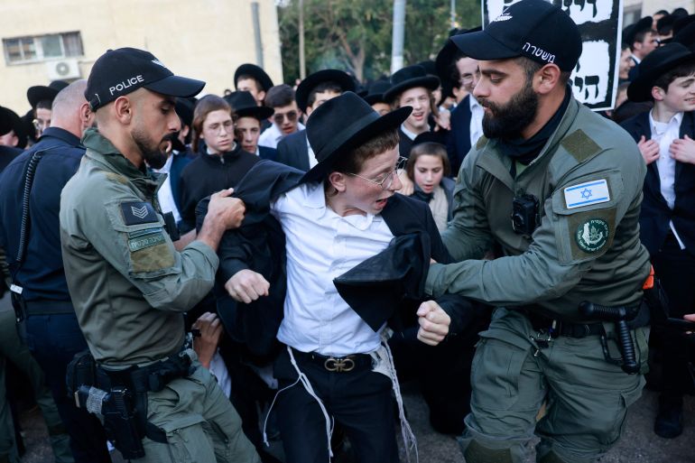 متدينون يهود يتظاهرون ضد التجنيد بالجيش في القدس الغربية