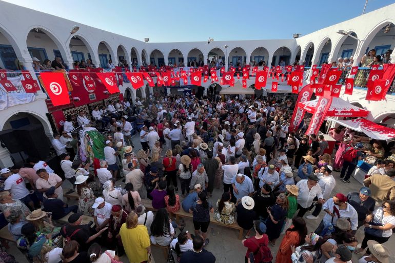 يهود يحضرون احتفالًا دينيًا في كنيس الغريبة بجربة - تونس