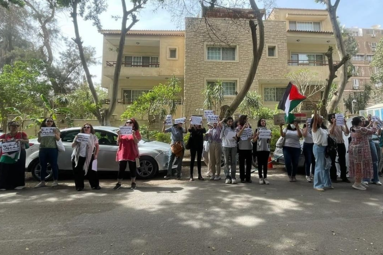 ناشطات مصريات اثناء وقفة تضامنية لدعم نساء غزة والسودان