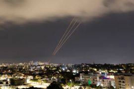 منظومة الدفاع الجوي الإسرائيلية خلال تفعيلها ردًا على الهجوم الإيراني بالصواريخ والمسيّرات (رويترز)
